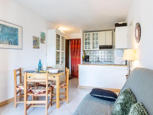une cuisine et un salon avec une table et un canapé dans l'établissement Apartment Parc de la Mer-11 by Interhome, au Barcarès