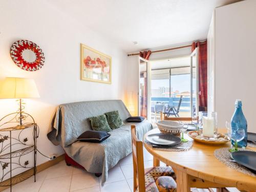 un salon avec une table et un canapé dans l'établissement Apartment Parc de la Mer-11 by Interhome, au Barcarès