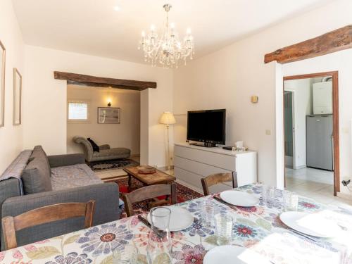 salon ze stołem i kanapą w obiekcie Holiday Home Le Mimosa Normand by Interhome w mieście Dives-sur-Mer