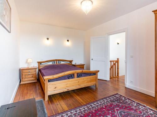 une chambre avec un lit et un parquet dans l'établissement Holiday Home Le Mimosa Normand by Interhome, à Dives-sur-Mer