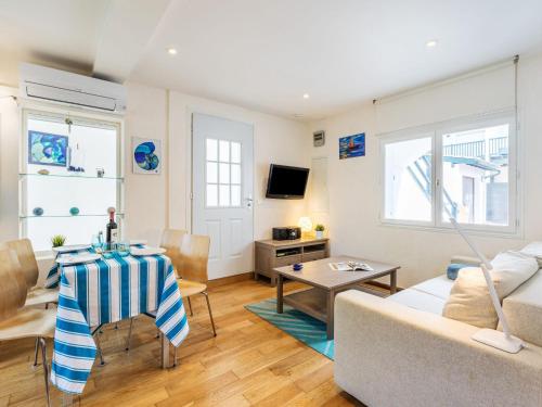 un salon avec une table et un canapé dans l'établissement Apartment Jean Jaurès-2 by Interhome, à Ciboure