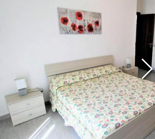 - une chambre avec un lit et une peinture murale dans l'établissement Casa Irma, à Chiusavecchia
