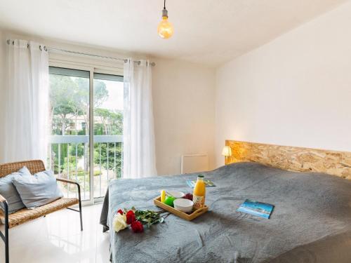 - une chambre avec un lit et un plateau de nourriture dans l'établissement Apartment La Chênaie-5 by Interhome, à Saint-Aygulf