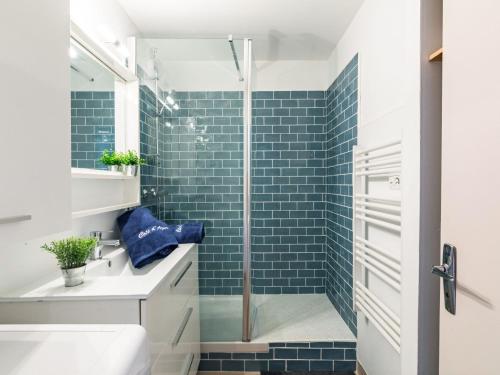La salle de bains est pourvue de carrelage bleu métro et d'une douche. dans l'établissement Apartment La Chênaie-5 by Interhome, à Saint-Aygulf