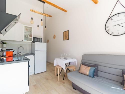 Il dispose d'une cuisine et d'un salon avec un canapé et une table. dans l'établissement Apartment l'orée de boulouris by Interhome, à Saint-Raphaël