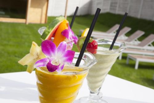 two glasses of ice cream and fruit on a table at Hotel Pałac Jugowice in Wałbrzych
