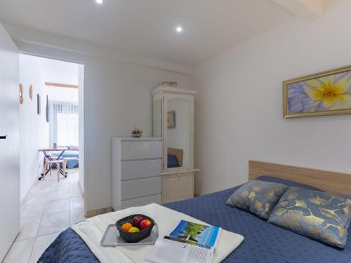 une chambre avec un lit avec un bol de fruits dessus dans l'établissement Apartment l'orée de boulouris by Interhome, à Saint-Raphaël