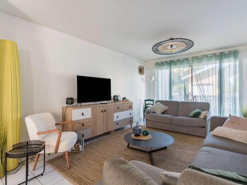 un salon avec un canapé et une télévision dans l'établissement Holiday Home La Petite Sourdis by Interhome, à Arcachon