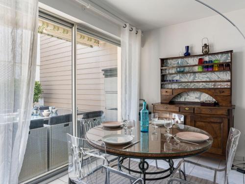 une salle à manger avec une table et des chaises dans l'établissement Holiday Home La Petite Sourdis by Interhome, à Arcachon