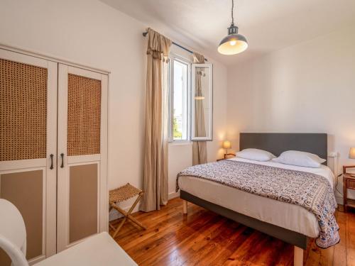 a bedroom with a bed and a window at Holiday Home Ti Erminig by Interhome in Carnac