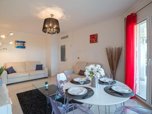 un salon avec une table et un canapé dans l'établissement Apartment Royal Palm by Interhome, à Cannes