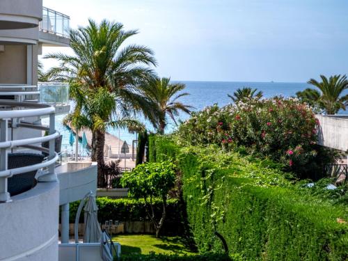 une vue sur l'océan depuis le balcon d'un immeuble dans l'établissement Apartment Royal Palm by Interhome, à Cannes