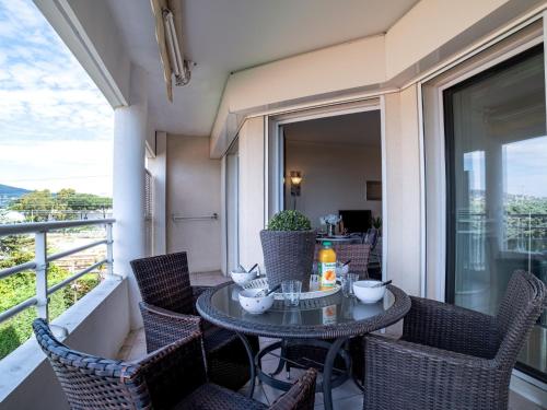 un balcon avec une table et des chaises sur un balcon dans l'établissement Apartment Royal Palm by Interhome, à Cannes
