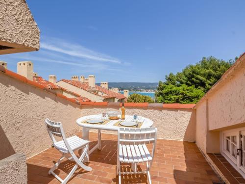 patio z 2 krzesłami i stołem na dachu w obiekcie Studio Château de la Madrague-8 by Interhome w mieście Saint-Cyr-sur-Mer