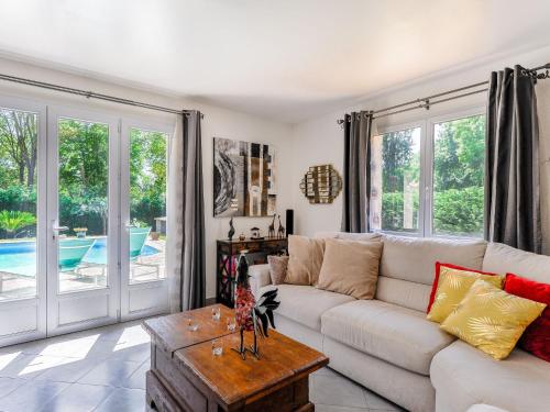 un salon avec un canapé et une table dans l'établissement Holiday Home Villa Casa by Interhome, à Saint-Paul-de-Vence