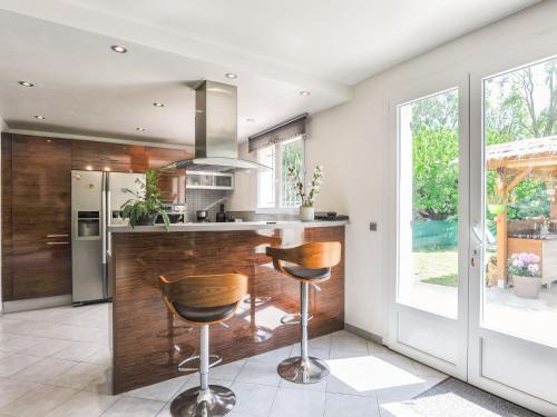 une cuisine avec deux tabourets de bar devant un comptoir dans l'établissement Holiday Home Villa Casa by Interhome, à Saint-Paul-de-Vence