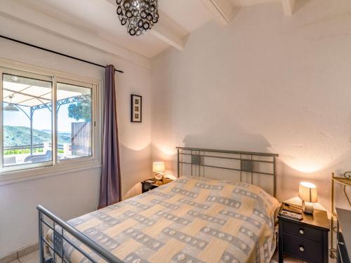 une chambre avec un lit et une fenêtre dans l'établissement Holiday Home Pietralunga 8 by Interhome, à Sotta