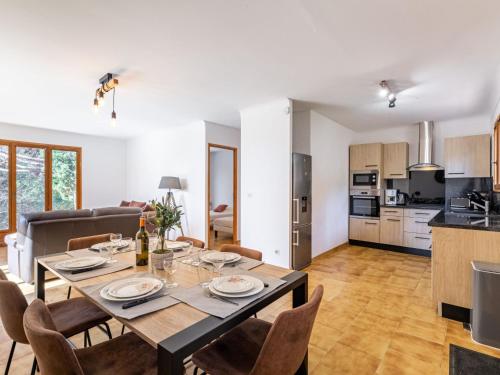 kuchnia i salon ze stołem i krzesłami w obiekcie Holiday Home Villa Rigaou n-4 by Interhome w miejscowości Sainte-Maxime