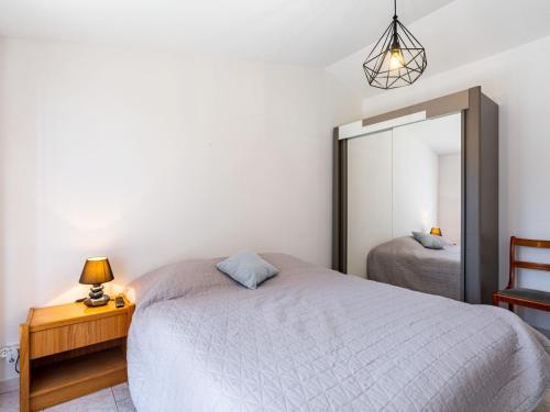 une chambre avec un lit et un miroir dans l'établissement Holiday Home Villa Rigaou n-4 by Interhome, à Sainte-Maxime