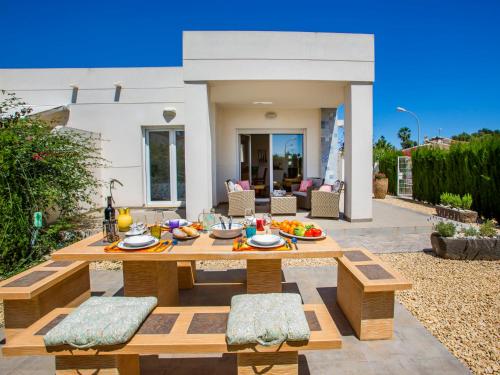 d'une terrasse avec une table et des bancs en bois. dans l'établissement Holiday Home Jill by Interhome, à Els Poblets