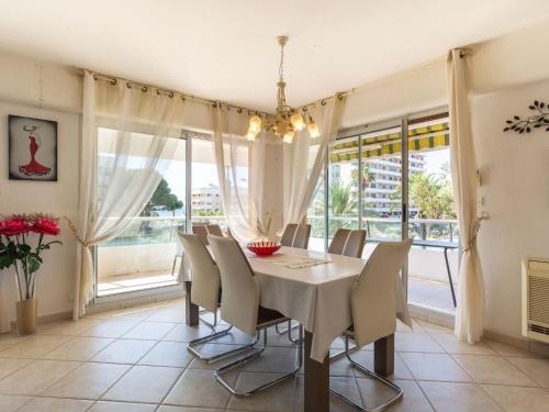 une salle à manger avec une table et des chaises blanches dans l'établissement Apartment Les Palmiers-2 by Interhome, au Lavandou