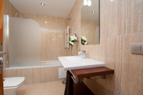 La salle de bains est pourvue d'un lavabo, de toilettes et d'un miroir. dans l'établissement Es Closet, à Selva