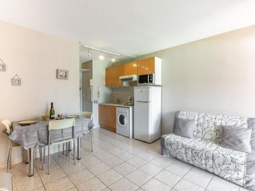 une cuisine et un salon avec un canapé et une table dans l'établissement Apartment Les Caroubiers-2 by Interhome, à Saint-Aygulf