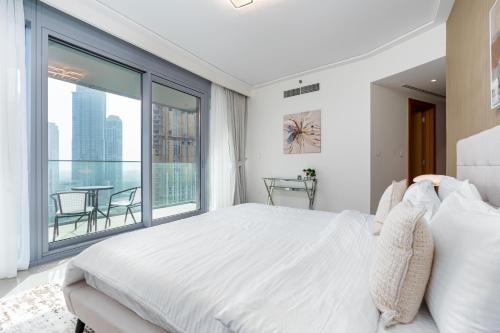 Postel nebo postele na pokoji v ubytování White Sage - Modern and Unique Apartment with Fountain Views
