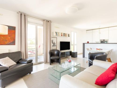 un salon avec un canapé et une table dans l'établissement Apartment bel horizon by Interhome, à Cagnes-sur-Mer