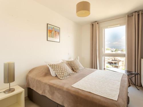 une chambre avec un grand lit avec une fenêtre dans l'établissement Apartment bel horizon by Interhome, à Cagnes-sur-Mer