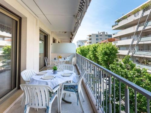 d'un balcon avec une table et des chaises. dans l'établissement Apartment Le Valencia by Interhome, à Cannes