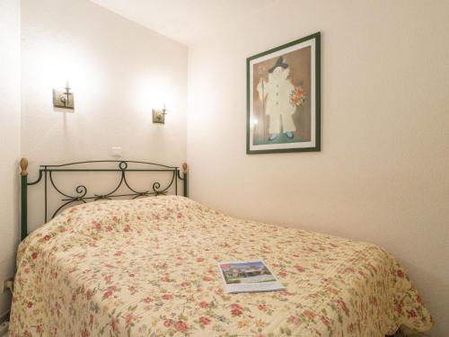 - une chambre avec un lit et un livre dans l'établissement Apartment Les Parcs de Grimaud-7 by Interhome, à Grimaud