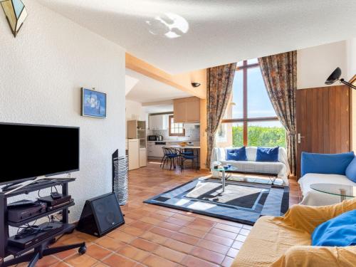 un salon avec une télévision à écran plat et un canapé dans l'établissement Holiday Home Le Belvédère by Interhome, à La Londe-les-Maures