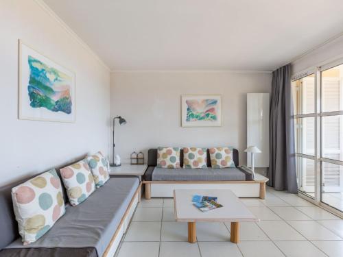 un salon avec un canapé et une table dans l'établissement Apartment Les Bastides - O4 259 by Interhome, à Agay