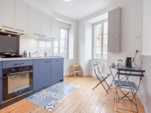 Kuchyňa alebo kuchynka v ubytovaní Apartment La Cancalaise by Interhome