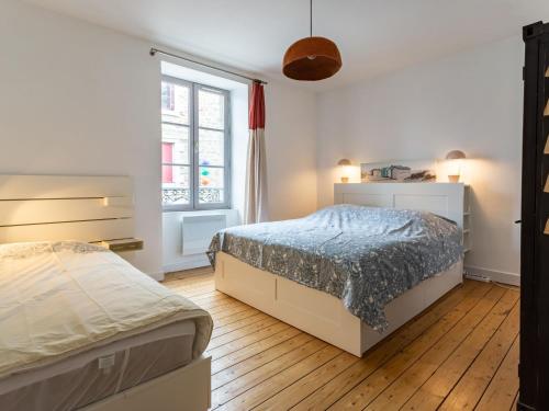 une chambre avec deux lits et une fenêtre dans l'établissement Apartment La Cancalaise by Interhome, à Cancale