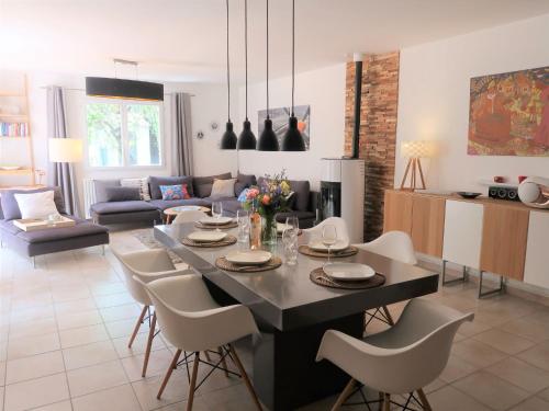 une cuisine et un salon avec une table et des chaises dans l'établissement Holiday Home Le Jade by Interhome, à Cruis
