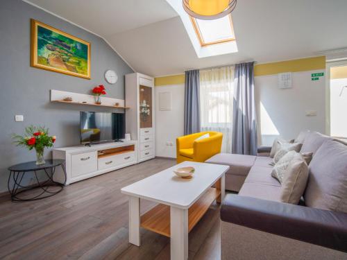 salon z kanapą i telewizorem w obiekcie Holiday Home Veli by Interhome w mieście Veli Brgud