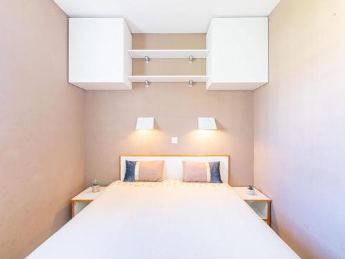 - une chambre avec un grand lit blanc et des lumières dans l'établissement Apartment Le Belvédère - V3 207 by Interhome, à Agay