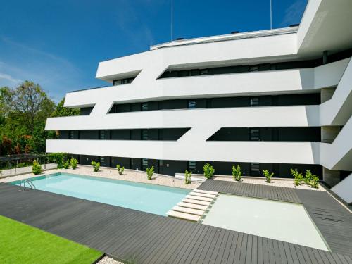 einen externen Blick auf ein Gebäude mit einem Pool in der Unterkunft Apartment Marianna by Interhome in Balatonszemes