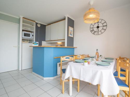 une cuisine et une salle à manger avec une table et des chaises dans l'établissement Apartment Hameau - N1 208 by Interhome, à Agay