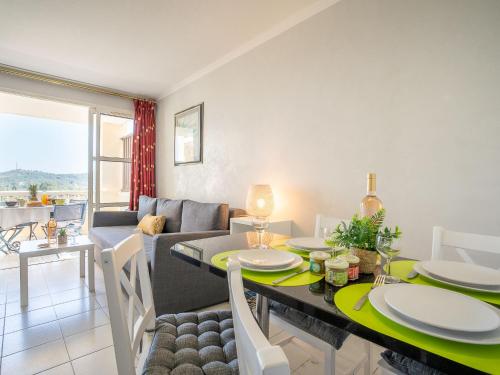 une salle à manger et un salon avec une table et des chaises dans l'établissement Apartment L'Esquinade P1 111 by Interhome, à Agay