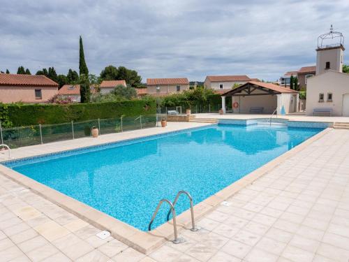- une grande piscine dans une cour avec une maison dans l'établissement Holiday Home Val d'Alpilles by Interhome, à Maussane-les-Alpilles
