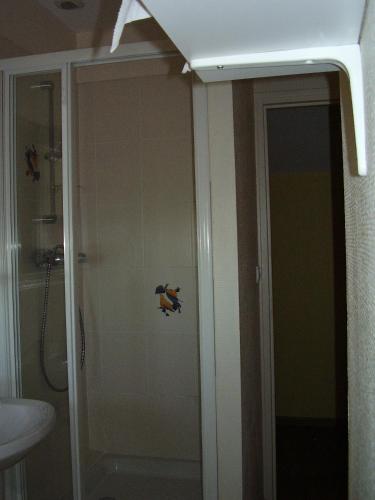 une salle de bain avec une douche avec des toilettes et un lavabo dans l'établissement Holiday home Gîte des Hautes Côtes de Beaune, à Magny-lès-Villers