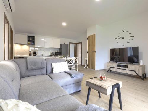 プロミンにあるHoliday Home Gverino by Interhomeのソファとテーブルのあるリビングルーム