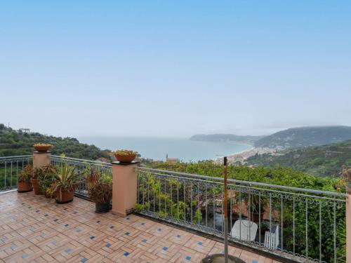 balcone con piante e vista sull'oceano di Holiday Home Sara by Interhome ad Alassio