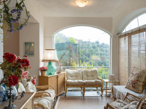 sala de estar con ventana grande y sofá en Holiday Home Sara by Interhome, en Alassio