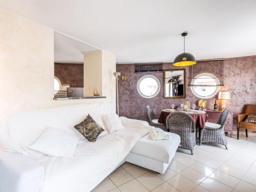 un salon avec un canapé blanc et une table dans l'établissement Apartment Le Nadir-4 by Interhome, à Fréjus