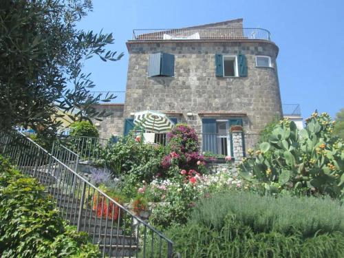 une maison en pierre avec un jardin en face dans l'établissement Holiday Home Garden House Li Galli by Interhome, à Torca