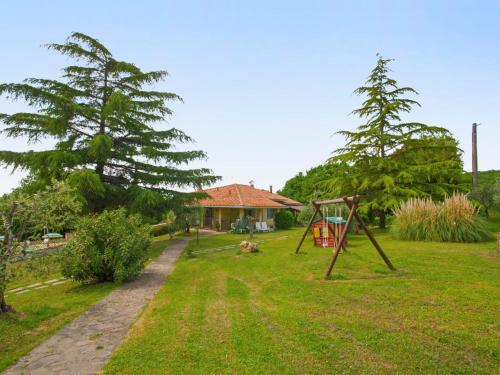 um quintal com um baloiço e uma casa em Holiday Home La Salamandra by Interhome em Montaione